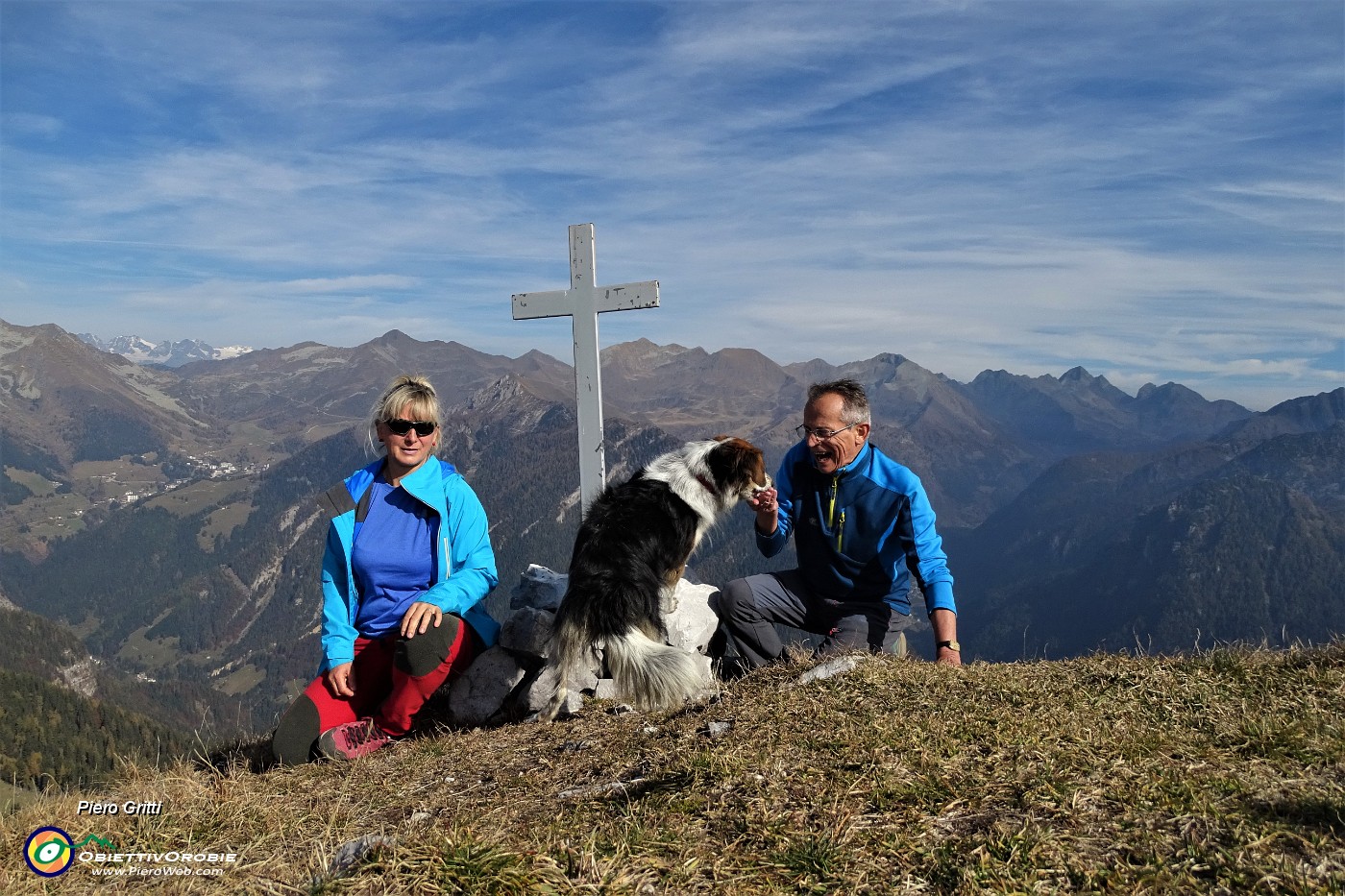 59 Alla croce di vetta del Pizzo Badile (2044 m).JPG